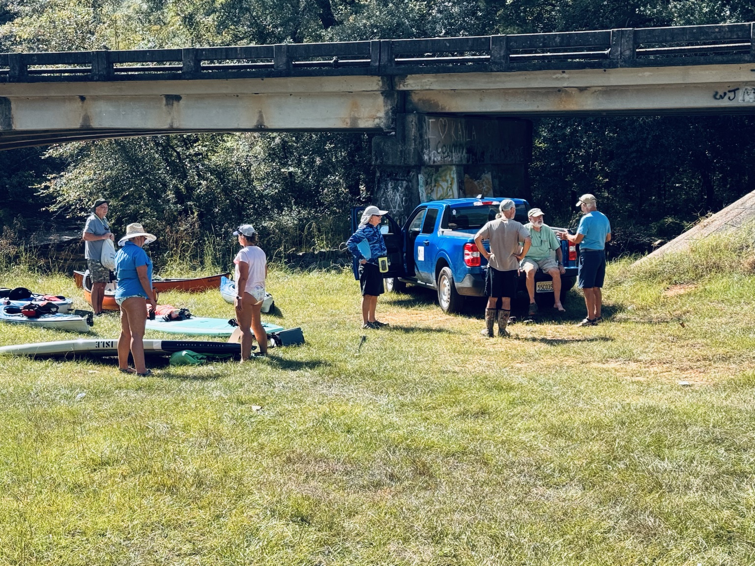 Paddlers arranging the shuttle